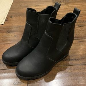 Universal Thread Wedge Boots